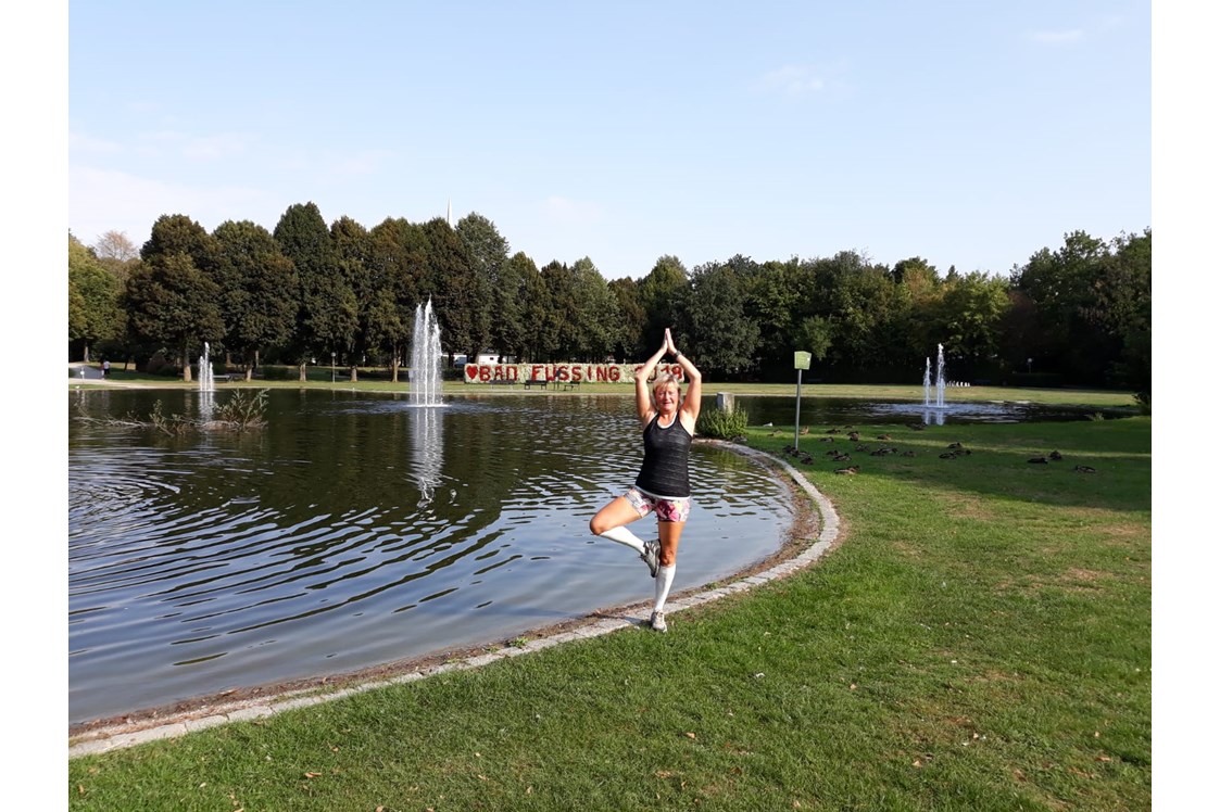 Yoga: Am Liebsten mache ich Yoga im Park in einer Kombi mit einem Lauftraining. Hier Bad Füssing. - Dr. Sylvia Hanusch