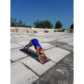 Yoga: Yoga am Strand - Herabschauender Hund - Dr. Sylvia Hanusch