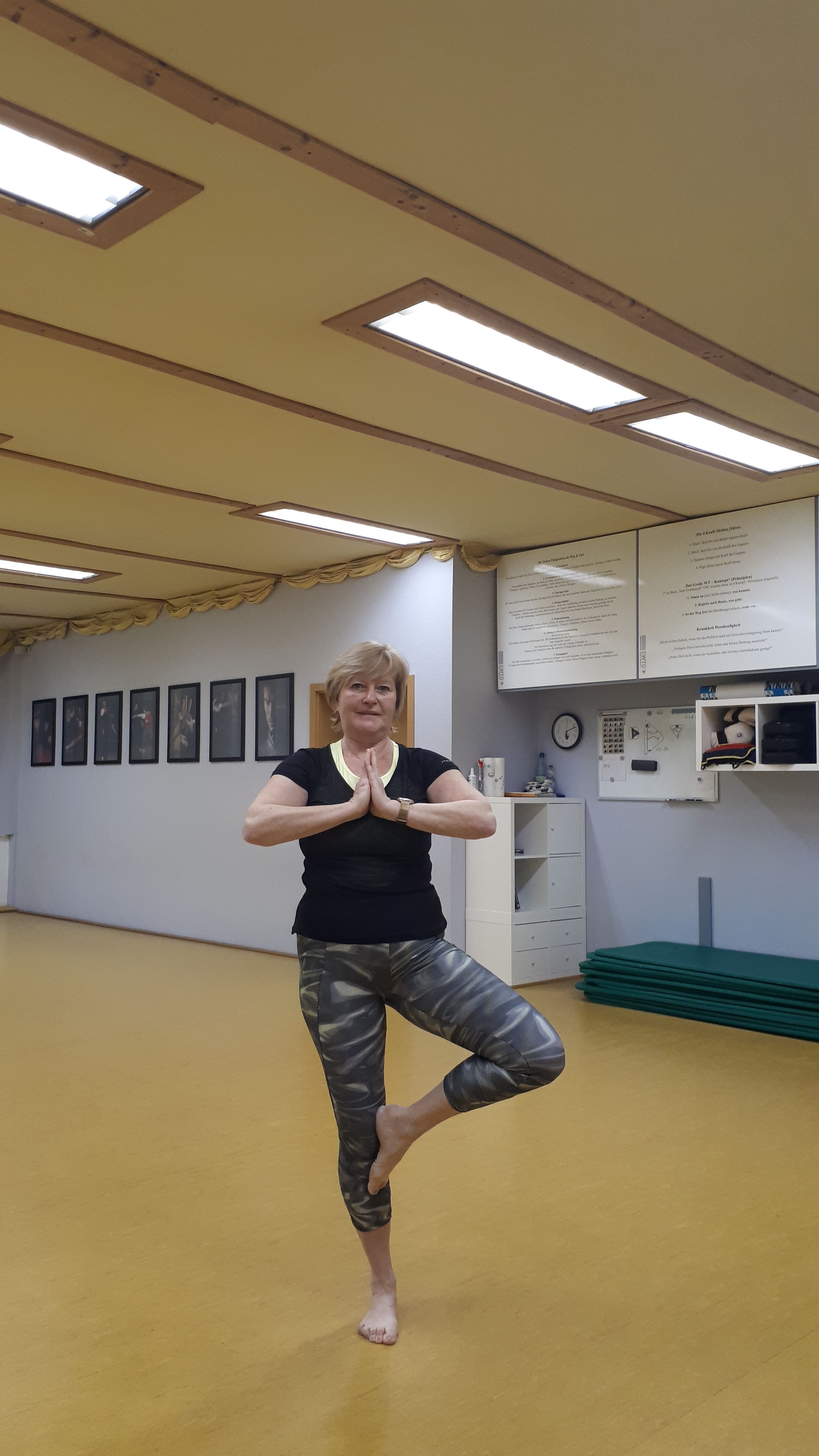 Yoga: Studiobild - Dr. Sylvia Hanusch