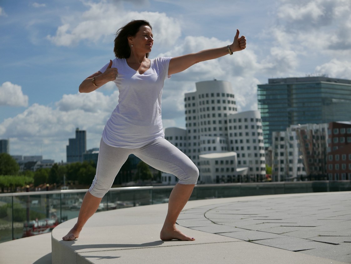 Yoga: Kundalini Yoga.....

Die Übungen sind dynamisch und kräftigend, sanft bis herausfordernd, meditativ und entspannend. Sie fördern die eigene innere Stärke, um die Anforderungen unseres modernen Lebens besser zu meistern - Sabine Birnbrich