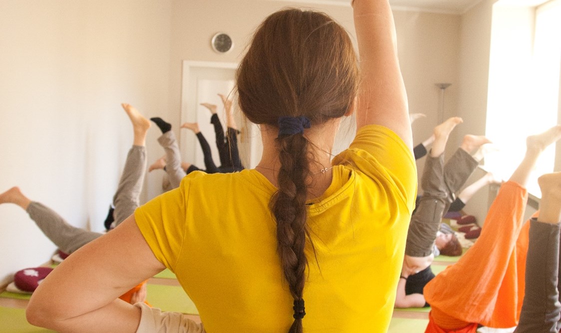 Yoga: Yogastunde im großen Yogaraum - Yoga Vidya Dortmund