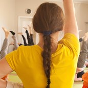 Yogakurs - Yogastunde im großen Yogaraum - Yoga Vidya Dortmund