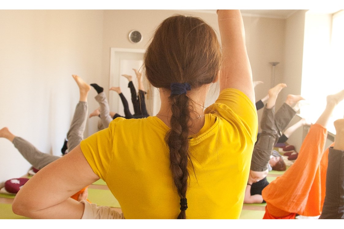 Yoga: Yogastunde im großen Yogaraum - Yoga Vidya Dortmund