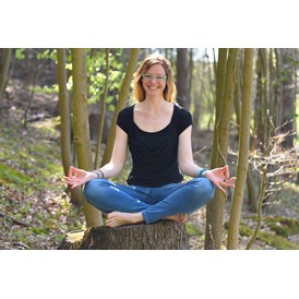 Yoga: Meditationsleiterin Kathrin im Haxtergrund - Kathrin Wibbing