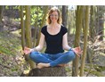 Yoga: Meditationsleiterin Kathrin im Haxtergrund - Kathrin Wibbing