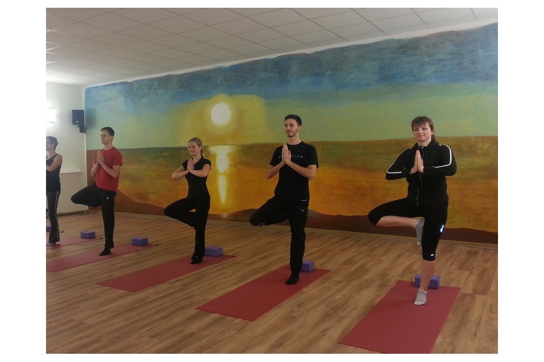 Yoga: ruhig gelegener Yogaraum zum Abschalten und Entspannen. - Fit in Form