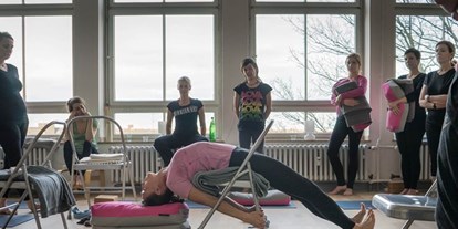 Yoga course - PLZ 40474 (Deutschland) - https://scontent.xx.fbcdn.net/hphotos-xlt1/t31.0-8/s720x720/12493497_1013624248707895_1428649259460597899_o.jpg - Yogic Way - Iyengar Yoga with Liina