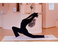 Yoga: Die Stellung des Halbmondes (anjaneyasana) kann in verschiedenen Schwierigkeitsgraden ausgeführt werden. Wesentlich ist das Einsinken mit den Beinen zum Boden und das Herauswachsen mit der Brustwirbelsäule nach oben. Die Stellung erfordert ein ruhiges und differenziertes Beobachten des Körpers und führt zu einer wacheren und freieren Außenwahrnehmung. - Raum für Yoga und Meditation