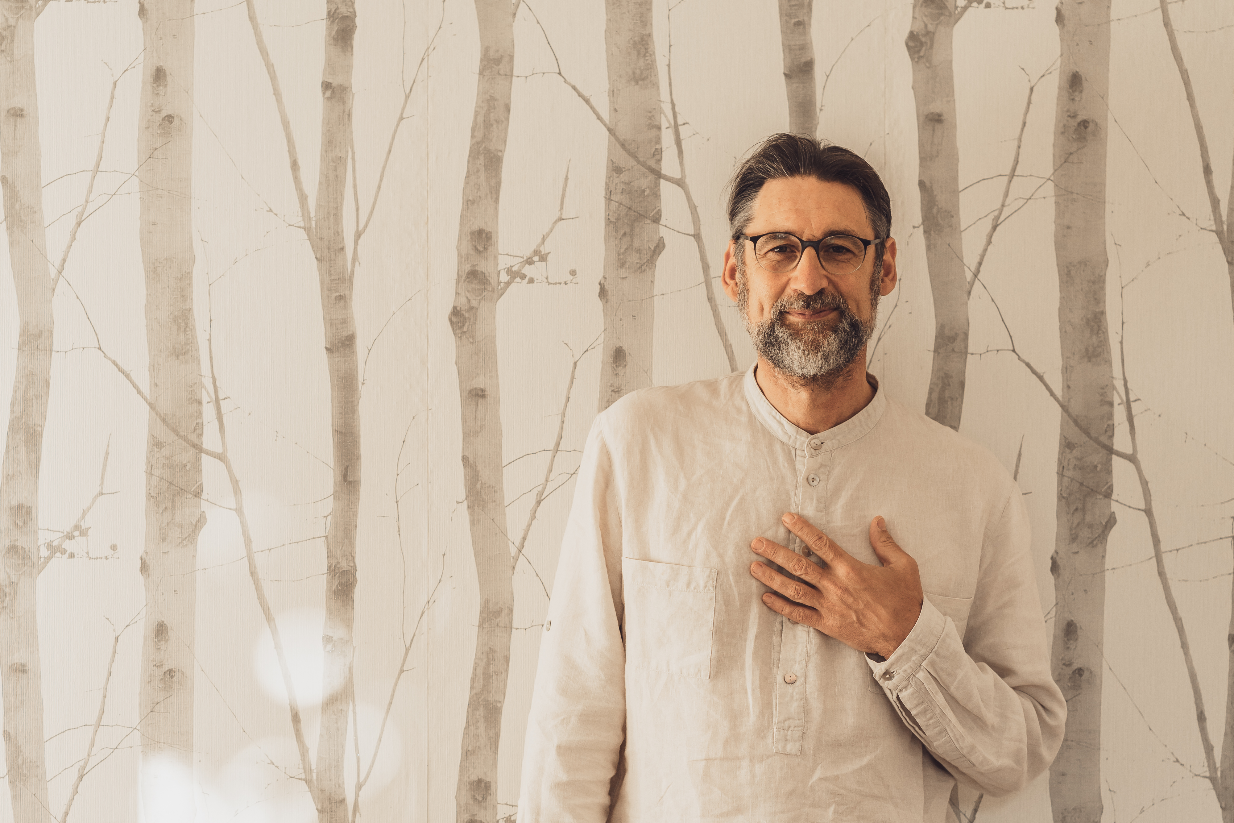 Yoga course - Yogalehrer:in - Hamburg-Stadt (Hamburg, Freie und Hansestadt) - Martin Schmitz mit Hand vor dem Herzen in Leinenkleidung - Martin Schmitz