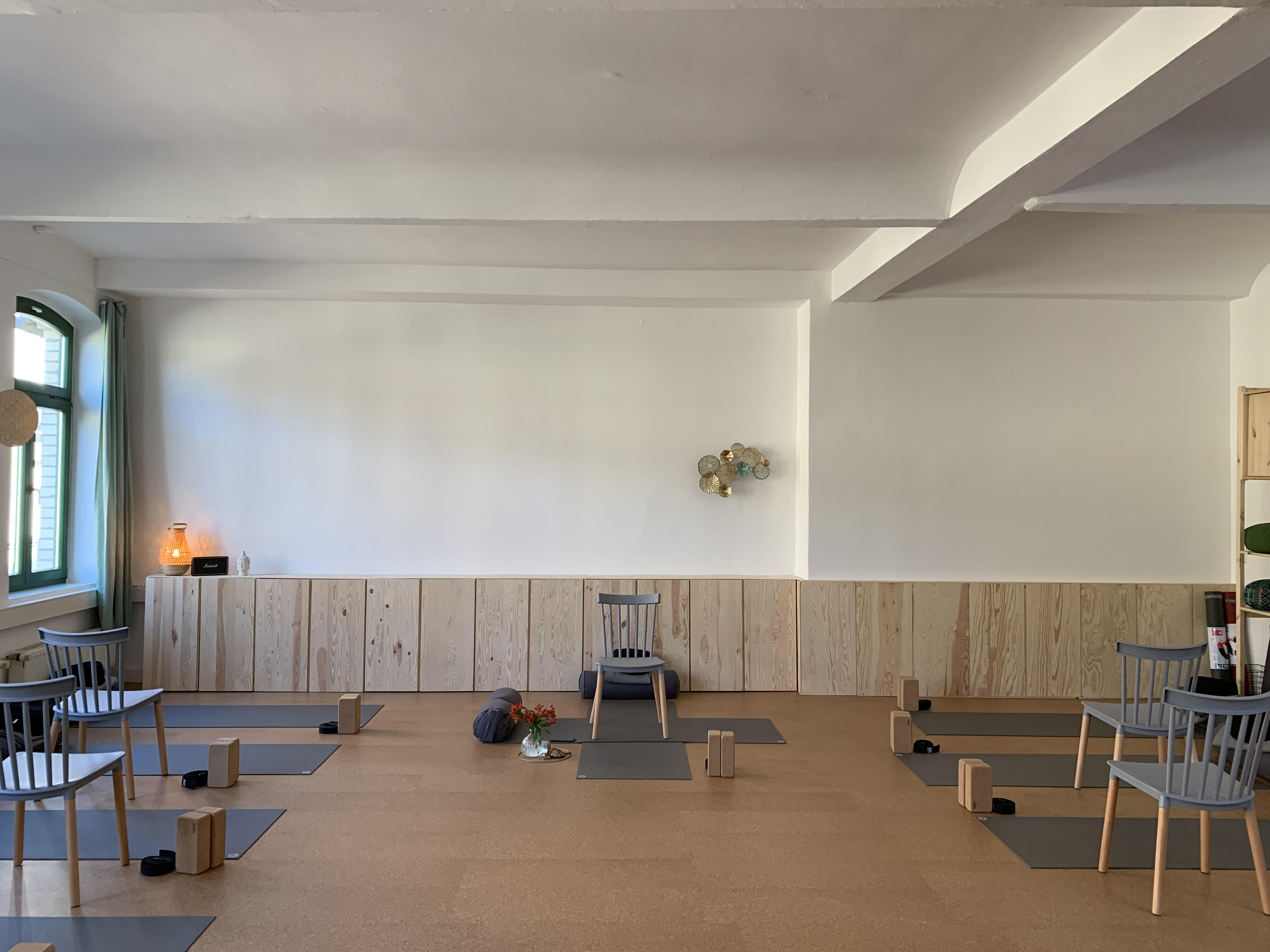 Yoga course - Mitglied im Yoga-Verband: BdfY (Berufsverband der freien Yogalehrer und Yogatherapeuten e.V.) - Germany - Kursraum Stuhlyoga - individuelles Yoga für jede Altersgruppe - Yoga Atelier Halle