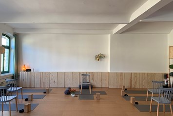 Yoga: Kursraum Stuhlyoga - individuelles Yoga für jede Altersgruppe - Yoga Atelier Halle