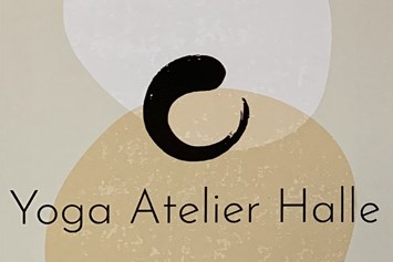 Yoga: Logo - Eingang grüne Tür - Yoga Atelier Halle