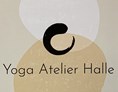 Yoga: Logo - Eingang grüne Tür - Yoga Atelier Halle
