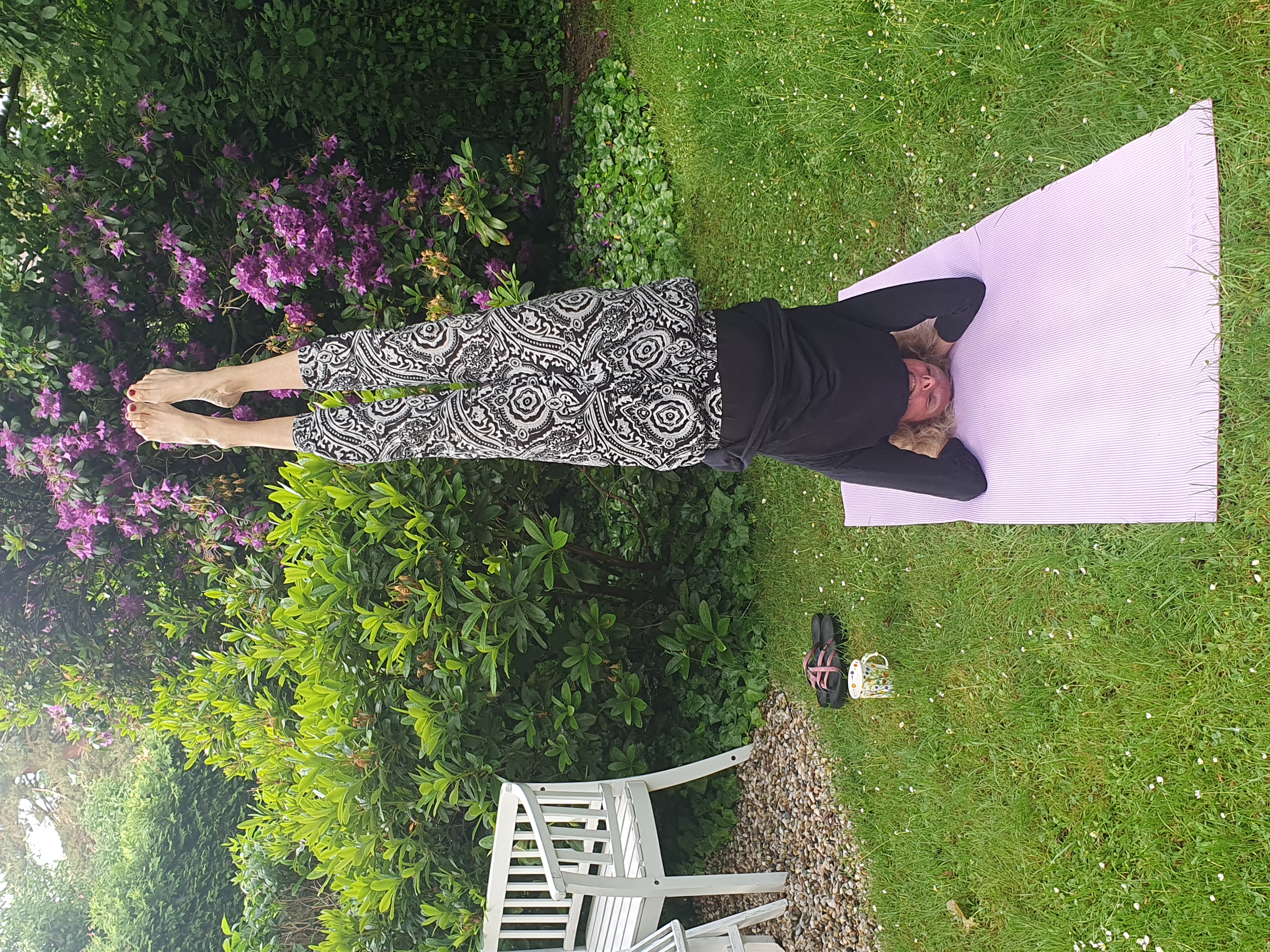 Yoga: Eine Asana, die ich besonders liebe, das sie meinem Gemüt auf allen Ebenen so gut tut.
In meinen Kursen biete ich sie jedoch nur an, wenn die Teilnehmenden neugierig darauf sind, die Welt mal auf dem Kopf stehend zu betrachten. Hierfür leite ich mit Hilfe des Kopfstandstuhles langsam in diese Asana hinein. - Yoga - Coaching -Training