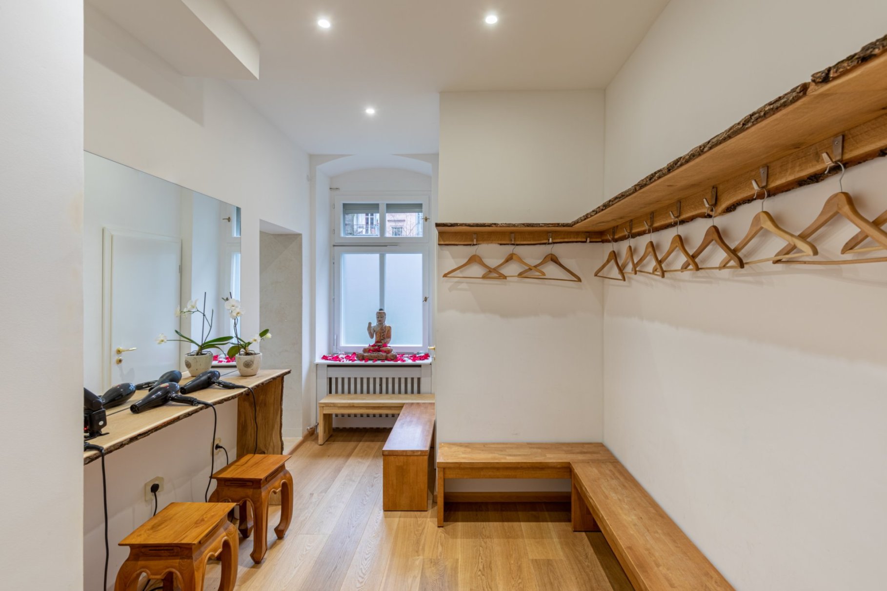 Clase de yoga - Art der Yogakurse: Offene Yogastunden - Berlin-Stadt Friedenau - Damen Umkleideraum - Yoga & More | Inh. Farhad Djabbari