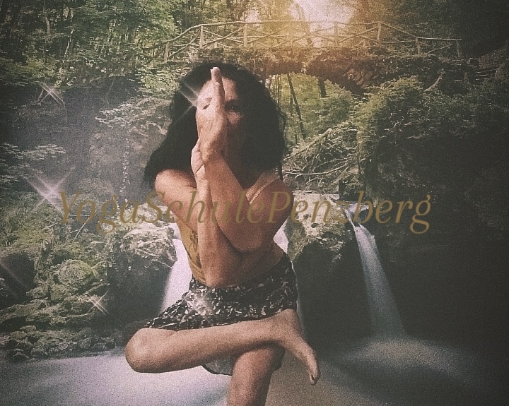 Yoga: "Den Körper gesund zu halten,  ist ein Ausdruck der Dankbarkeit gegenüber dem ganzen Kosmos - den Bäumen,  den Wolken,  ALLEM."
~ Thich Nhat Hanh ~ - Yogagarten / Yogaschule Penzberg Bernhard und Christine Götzl