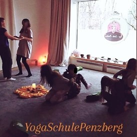 Yoga: Partnerübungen  - Yogagarten / Yogaschule Penzberg Bernhard und Christine Götzl