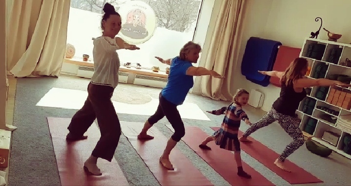 Yoga: Yoga kennt kein Alter!
4 Generationen üben Yoga  - Yogagarten / Yogaschule Penzberg Bernhard und Christine Götzl