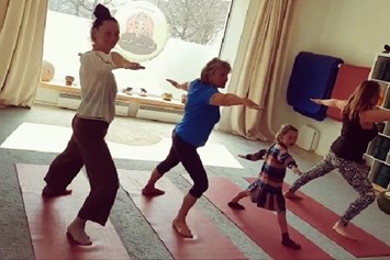 Yoga: Yoga kennt kein Alter!
4 Generationen üben Yoga  - Yogagarten / Yogaschule Penzberg Bernhard und Christine Götzl