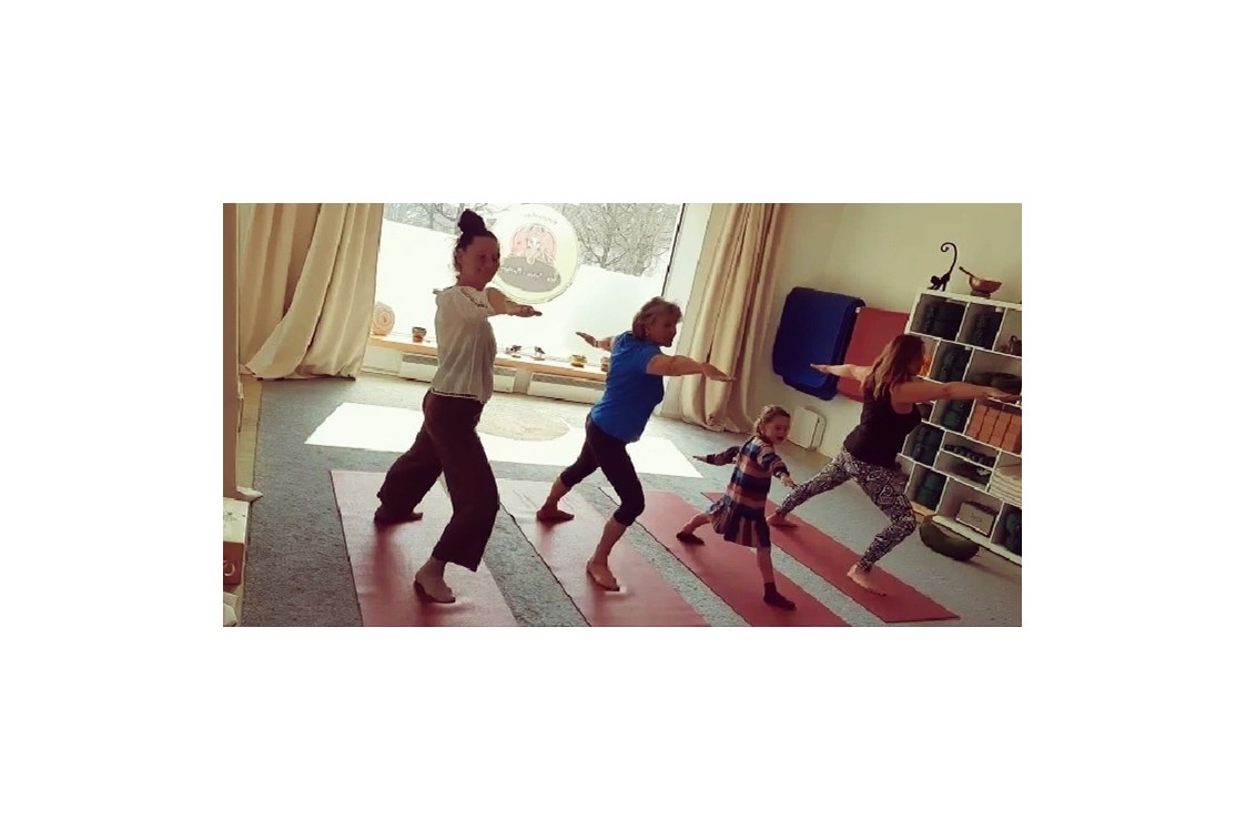 Yoga: Yoga kennt kein Alter!
4 Generationen üben Yoga  - Yogagarten / Yogaschule Penzberg Bernhard und Christine Götzl