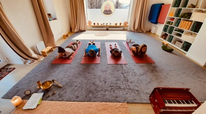 Yoga: Yoga kennt kein Alter!
4 Generationen üben Yoga  - Yogagarten / Yogaschule Penzberg Bernhard und Christine Götzl