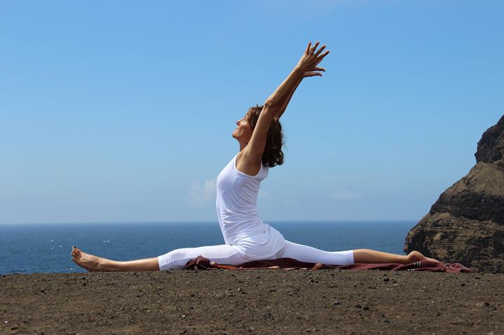 Yoga: https://scontent.xx.fbcdn.net/hphotos-xfa1/t31.0-8/s720x720/11807110_512238045591312_2337597246609804697_o.jpg - Meret Hackenberg Trance Yoga