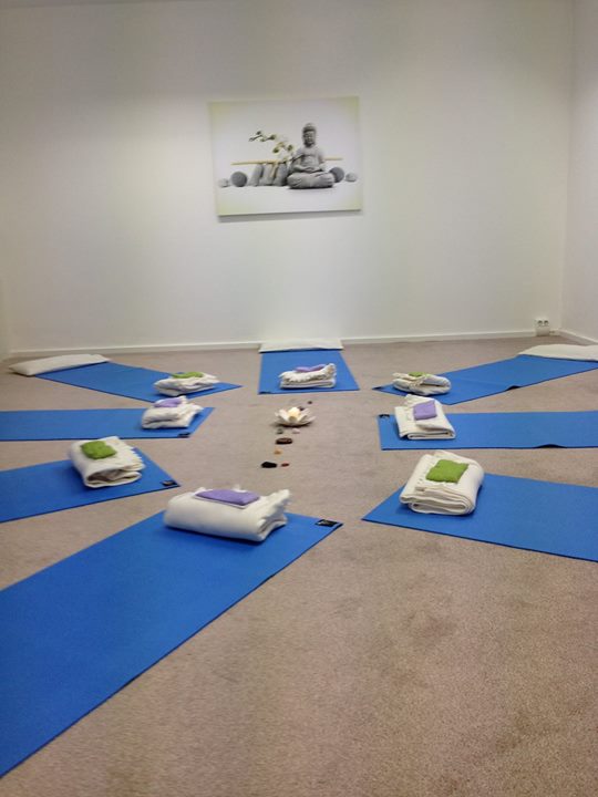 Yoga: https://scontent.xx.fbcdn.net/hphotos-xtl1/t31.0-8/q82/s720x720/12698538_1704786046469155_7981383918894273464_o.jpg - Yoga Pilates Zentrum Geisenhausen