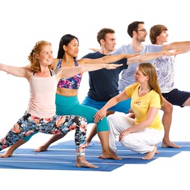 Yogalehrer Ausbildung: 2-Jahres-Yogalehrer*in-Ausbildung - berufsbegleitend in deiner Nähe