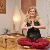 Yogakurs - Yogalehrerin Astrid Klatt, als Lachyogalehrerin als Astrid Wunder bekannt - Astrid Klatt