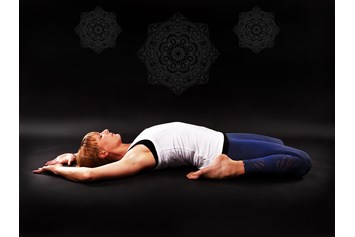 Yoga: Der Sattel ist mittlerweile meine Lieblings- Yin- Asana. Sie ist ein gutes Beispiel für den Prozess, den wir im Yoga beschreiten: vom anfänglichen: "Das schaff ich nie, meine Muskeln sind zu verkürzt, ich bin unbeweglich, das ist zu intensiv, ich habe Angst, usw." bis zum schlussendlichen "Ich kann mich vollkommen in diese Asana entspannen und habe meinen Körper und Geist sanft bis hier hin gebracht." Und diesen Weg vollzogen zu haben, ohne Druck und Ehrgeiz(!), ist ein tolles Gefühl! - Arnika Gehrke / Yin & Yang Yoga
