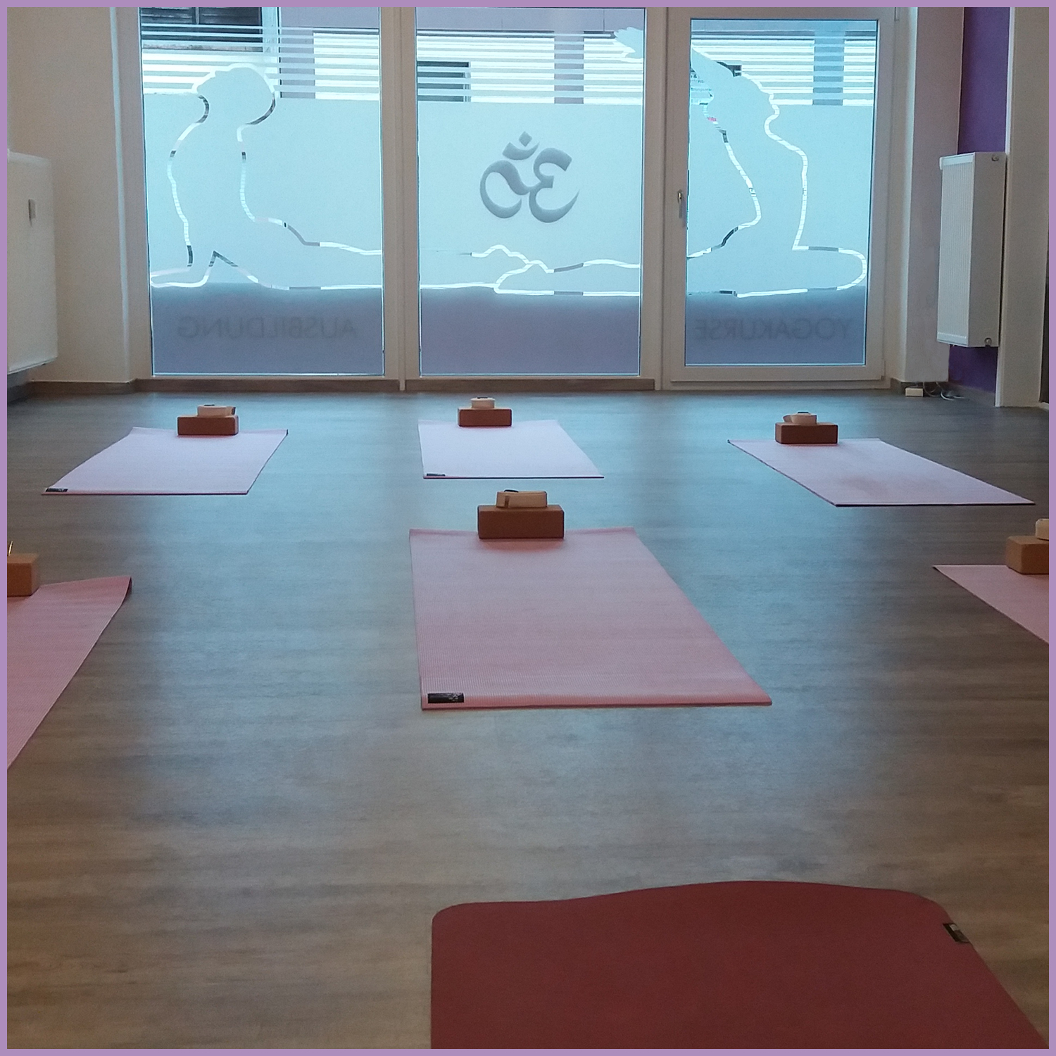 Yoga course - vorhandenes Yogazubehör: Yogagurte - North Rhine-Westphalia - Trainingsraum - Yoga Lounge