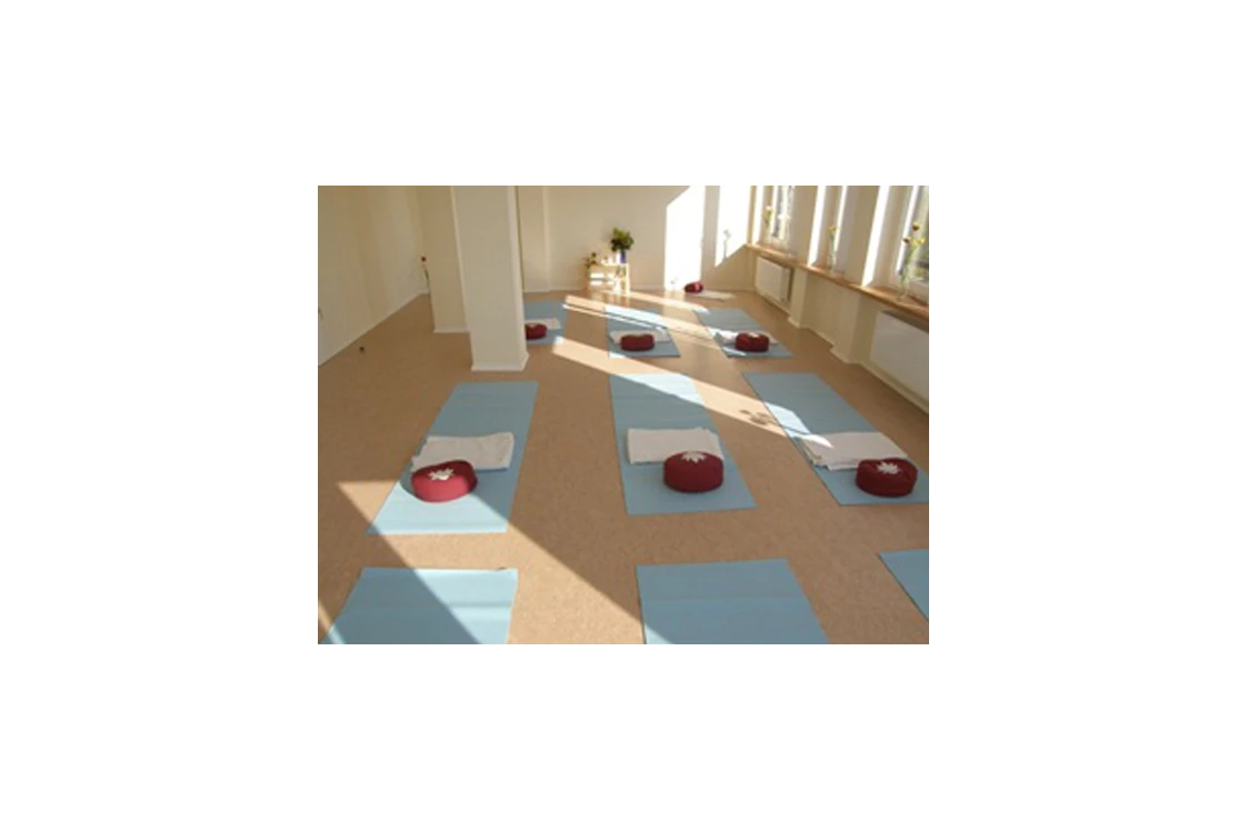 Yoga: https://scontent.xx.fbcdn.net/hphotos-xpl1/v/t1.0-9/10402399_456571704486381_5220035797732895436_n.jpg?oh=ebaf9e946f722611cc84884398361f10&oe=5795AA8F - Yoga Vidya Hamburg-Harburg