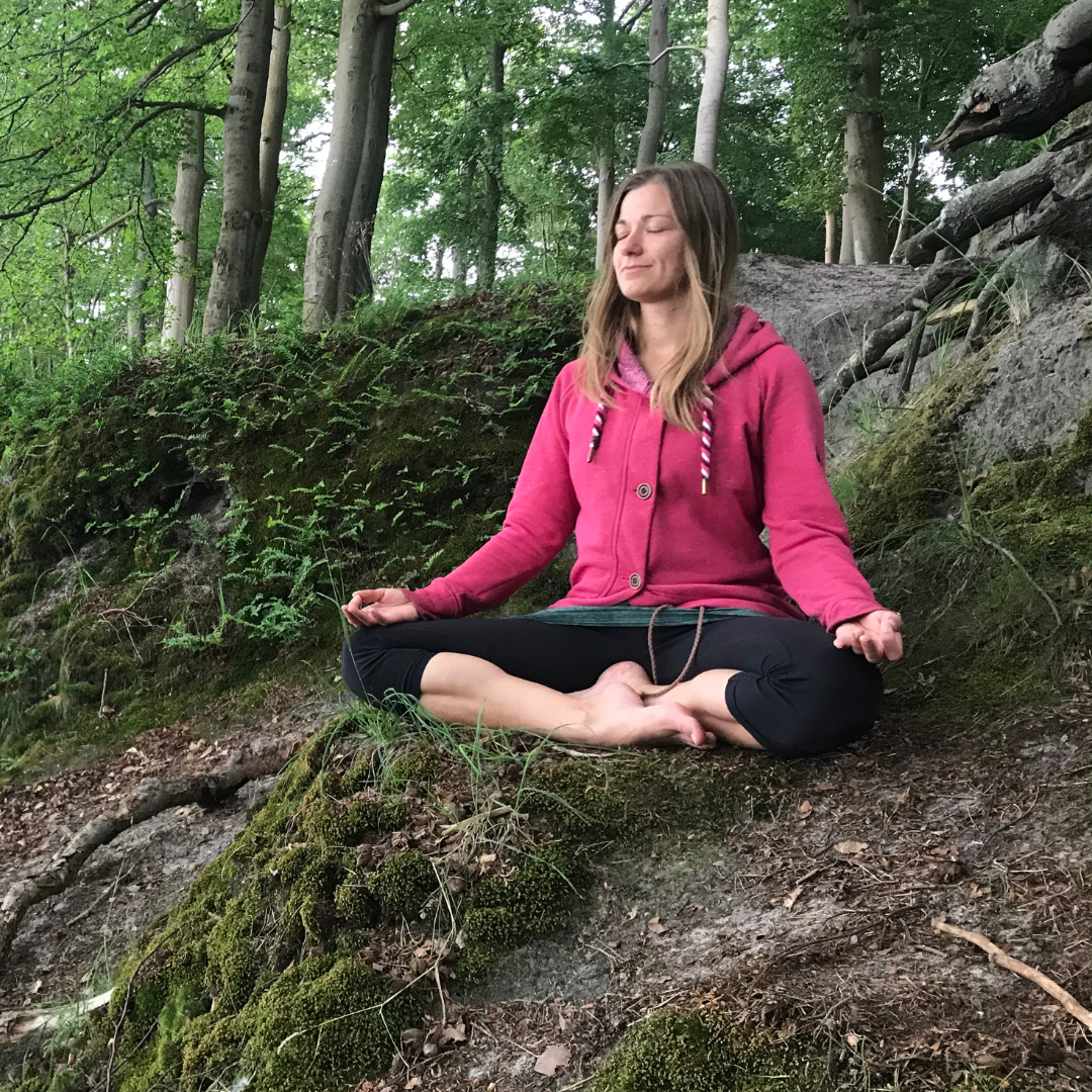 Yogakurs - spezielle Yogaangebote: Meditationskurse - Deutschland - Anna Willer praktiziert Waldbaden - Anna Willer: Yoga, Waldbaden und Meditation