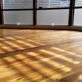 Yoga: Die große Fensterfront durchflutet den Raum mit viel Licht - und vielleicht auch manchmal dein Herz.  - BeWell Yoga Studio