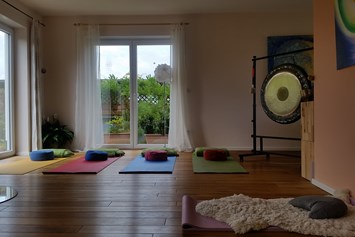 Yoga: Yogaraum mit Gong - Pracaya | Yoga  Stresslösungen  Lebensberatung