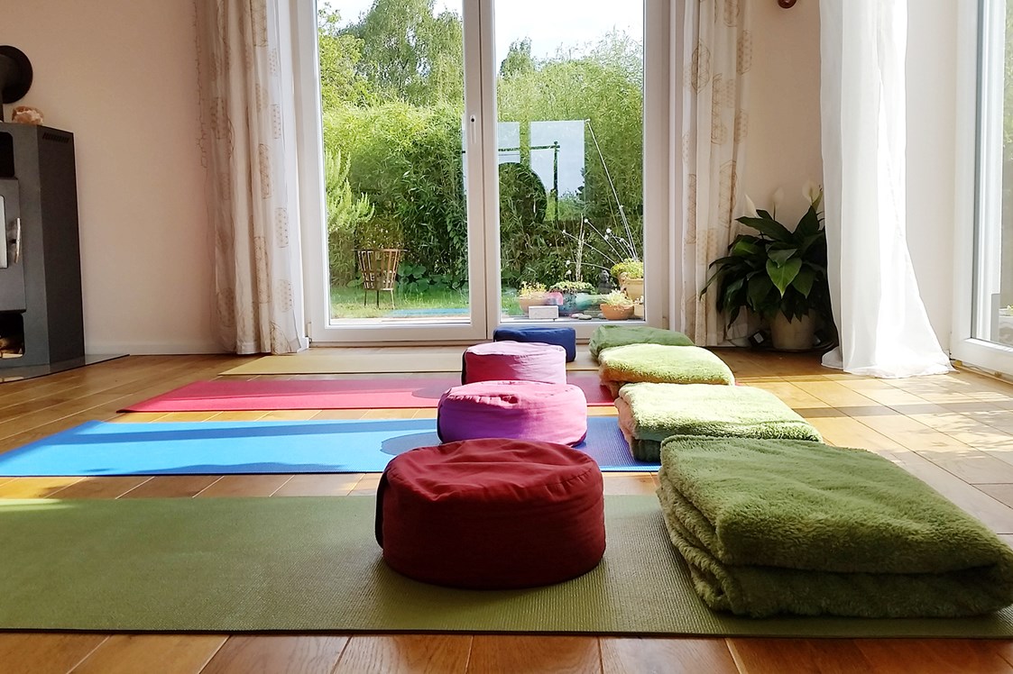 Yoga: Yogaraum mit viel Licht - Pracaya | Yoga  Stresslösungen  Lebensberatung