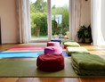 Yoga: Yogaraum mit viel Licht - Pracaya | Yoga  Stresslösungen  Lebensberatung
