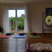 Yogakurs - Yogaraum mit Gong - Pracaya | Yoga  Stresslösungen  Lebensberatung