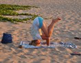 Yoga: Variation Krähe - auch am Strand möglich :) - Ursula Wibel