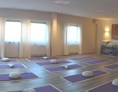 Yoga: Unser schöner, lichtdurchfluteter Kursraum lädt zum üben und entspannen geradezu ein. 
Wir haben viele Fenster, ein schönes Ambiente, eine schönes Lichtkonzept, warme Räume ...
einfach eine wunderbare Schwingung im Raum - Yogalounge Herrenberg - Ute Kneißler
