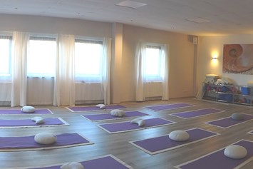 Yoga: Unser schöner, lichtdurchfluteter Kursraum lädt zum üben und entspannen geradezu ein. 
Wir haben viele Fenster, ein schönes Ambiente, eine schönes Lichtkonzept, warme Räume ...
einfach eine wunderbare Schwingung im Raum - Yogalounge Herrenberg - Ute Kneißler