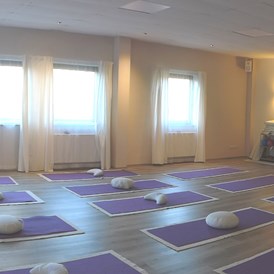 Yoga: Unser schöner, lichtdurchfluteter Kursraum lädt zum üben und entspannen geradezu ein. 
Wir haben viele Fenster, ein schönes Ambiente, eine schönes Lichtkonzept, warme Räume ...
einfach eine wunderbare Schwingung im Raum - Yogalounge Herrenberg - Ute Kneißler