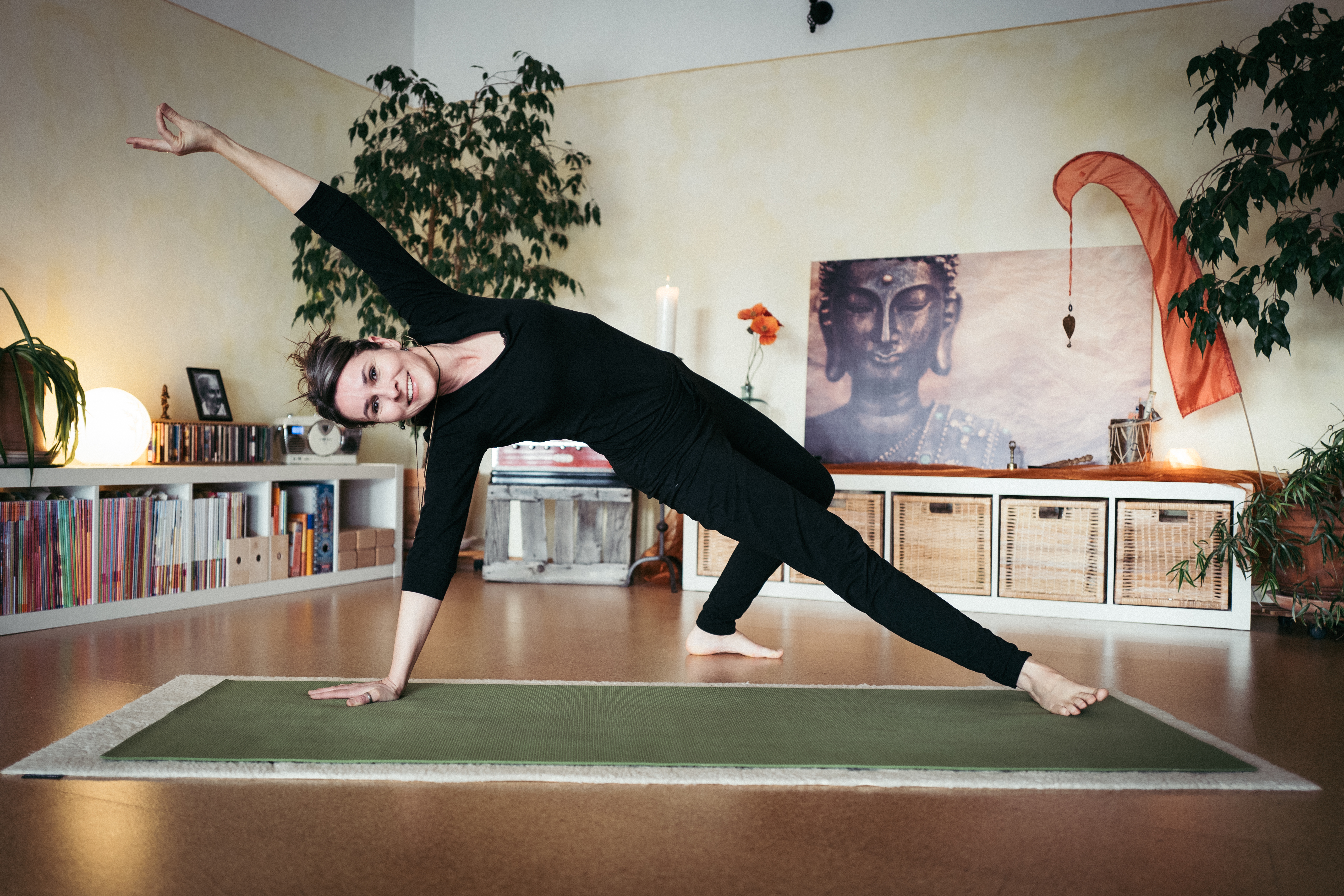 Clase de yoga - vorhandenes Yogazubehör: Stühle - Hesse - „Der schnellste Weg, seinen emotionalen und mentalen Zustand zu verändern, ist BEWEGUNG! 
Yoga lehrt mich, im Körper zu Hause zu sein. Aus entspannter Präsenz heraus ist alles möglich"
Elisabeth Meyer-Siemon  - Yoga & Coaching Limburg