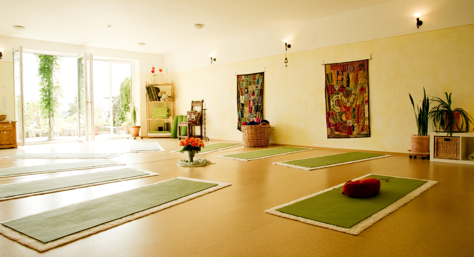 Clase de yoga - vorhandenes Yogazubehör: Stühle - Hesse - Der Raum ist mit ökologischen Baumaterialen ausgestattet (Kalkputz für ausgeglichenes, allergikerfreundliches Raumklima) und verfügt über Fußbodenheizung. Das Üben und Entpsannen auf der Matte wird dadurch besonders angenehm. - Yoga & Coaching Limburg