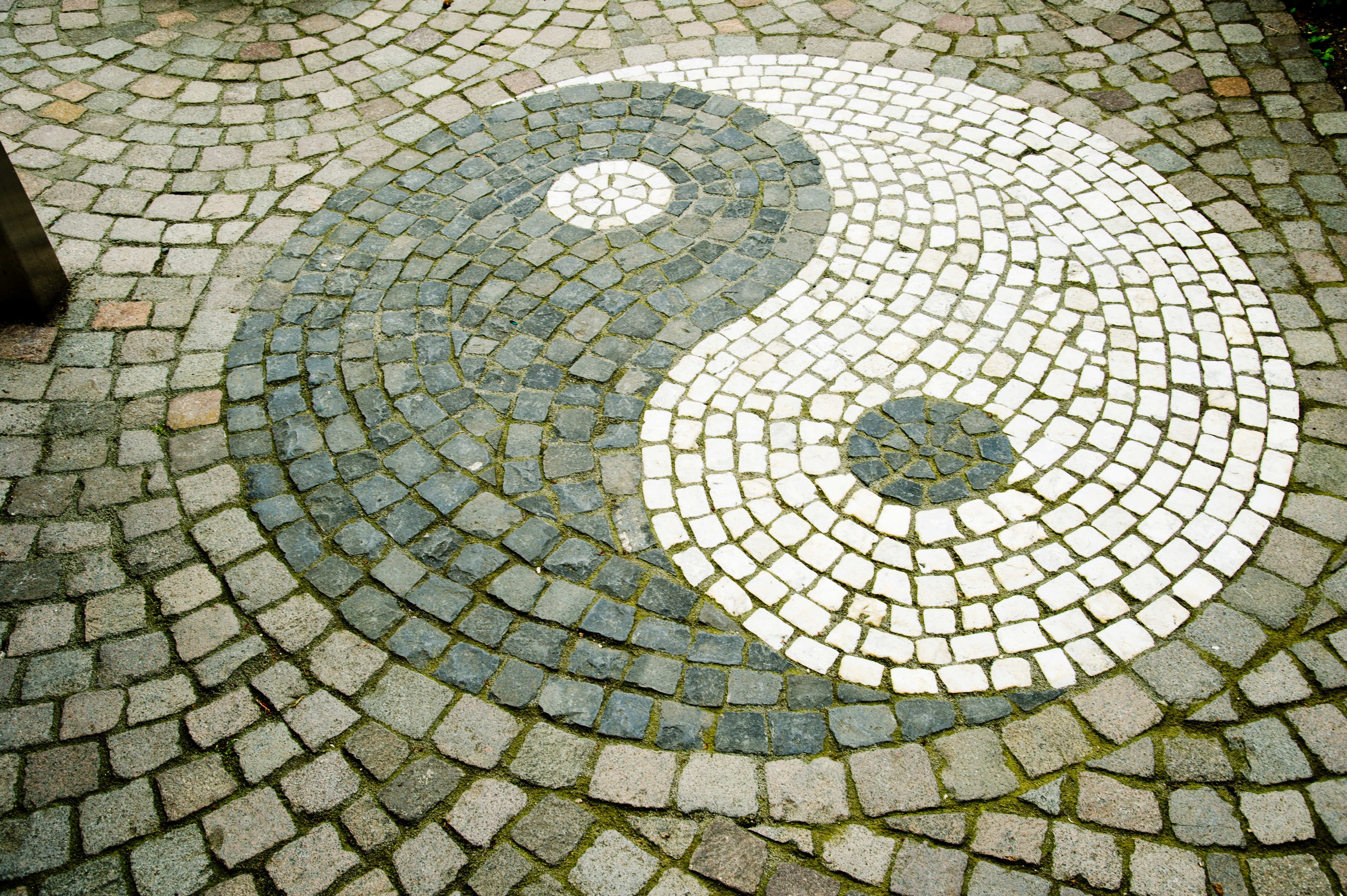 Clase de yoga - vorhandenes Yogazubehör: Stühle - Hesse - Schon vor dem Eingang wirst du eingestimmt aus "Balance" :o) - Yoga & Coaching Limburg