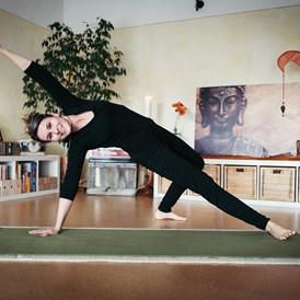 Yoga: „Der schnellste Weg, seinen emotionalen und mentalen Zustand zu verändern, ist BEWEGUNG! 
Yoga lehrt mich, im Körper zu Hause zu sein. Aus entspannter Präsenz heraus ist alles möglich"
Elisabeth Meyer-Siemon  - Yoga & Coaching Limburg