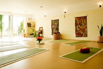 Yoga: Der Raum ist mit ökologischen Baumaterialen ausgestattet (Kalkputz für ausgeglichenes, allergikerfreundliches Raumklima) und verfügt über Fußbodenheizung. Das Üben und Entpsannen auf der Matte wird dadurch besonders angenehm. - Yoga & Coaching Limburg