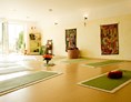 Yoga: Der Raum ist mit ökologischen Baumaterialen ausgestattet (Kalkputz für ausgeglichenes, allergikerfreundliches Raumklima) und verfügt über Fußbodenheizung. Das Üben und Entpsannen auf der Matte wird dadurch besonders angenehm. - Yoga & Coaching Limburg