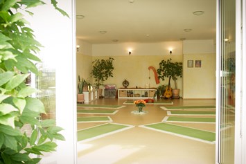 Yoga: Es gibt direkten Zugang zu einer geräumigen Naturstein-Terasse mit unverbautem Blick ins Grüne. - Yoga & Coaching Limburg