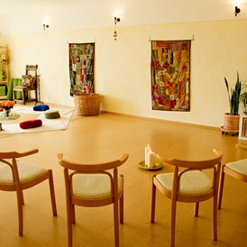 Yoga: Die bodentiefen Fenster tauchen den Raum in Licht und Wärme. - Yoga & Coaching Limburg